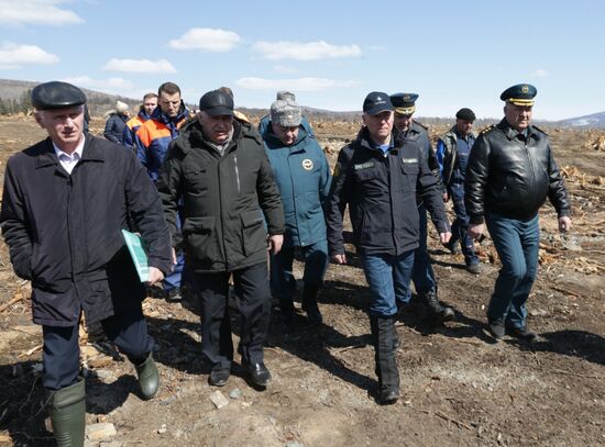 Глава МЧС России Е. Зиничев осмотрел место схода грунта на русло реки Бурея
