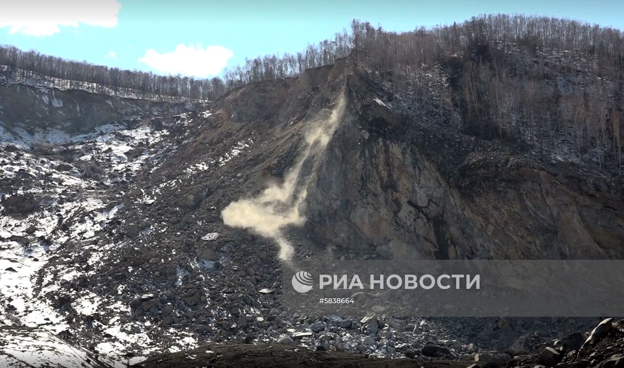 Глава МЧС России Е. Зиничев осмотрел место схода грунта на русло реки Бурея