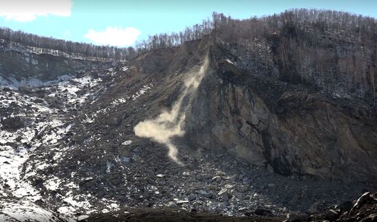 Глава МЧС России Е. Зиничев осмотрел место схода грунта на русло реки Бурея