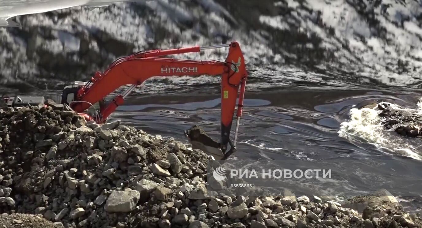 Глава МЧС России Е. Зиничев осмотрел место схода грунта на русло реки Бурея