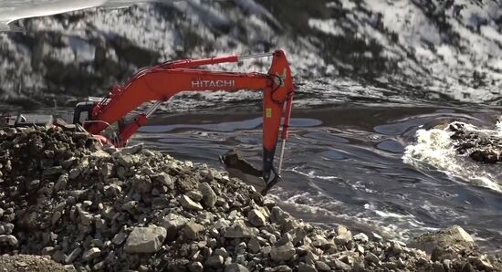 Глава МЧС России Е. Зиничев осмотрел место схода грунта на русло реки Бурея