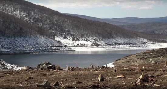 Глава МЧС России Е. Зиничев осмотрел место схода грунта на русло реки Бурея