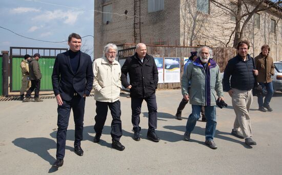 Жан-Мишель Кусто посетил "китовую тюрьму" в Приморье