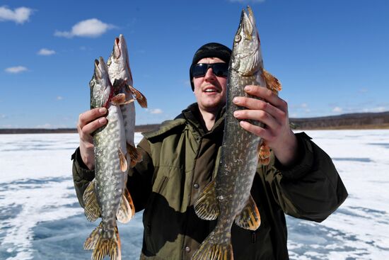 Соревнования по зимней рыбалке среди пенсионеров