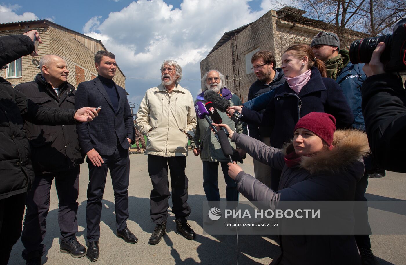 Жан-Мишель Кусто посетил "китовую тюрьму" в Приморье