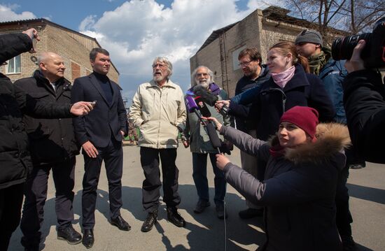 Жан-Мишель Кусто посетил "китовую тюрьму" в Приморье