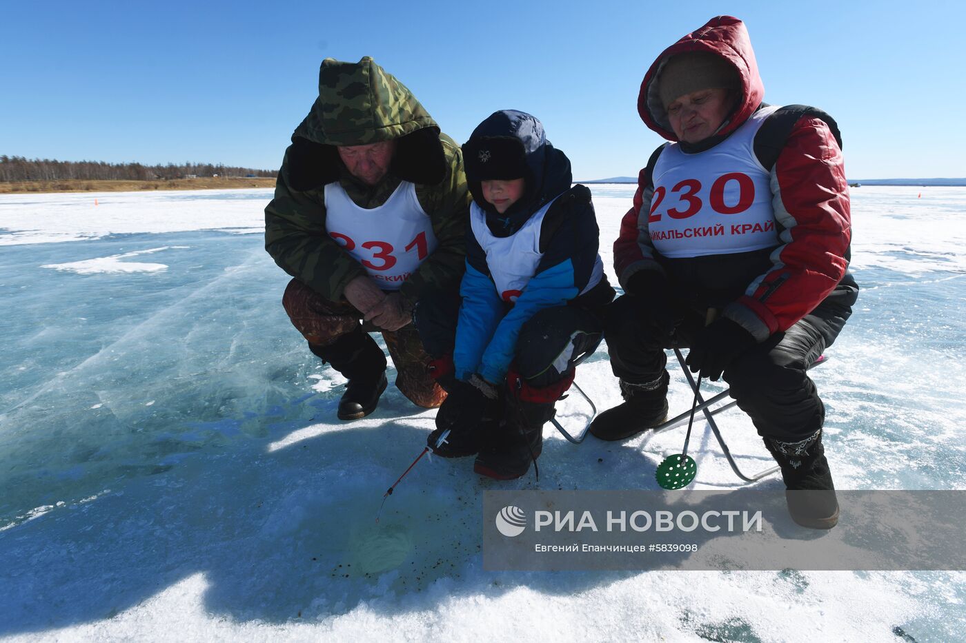 Соревнования по зимней рыбалке среди пенсионеров