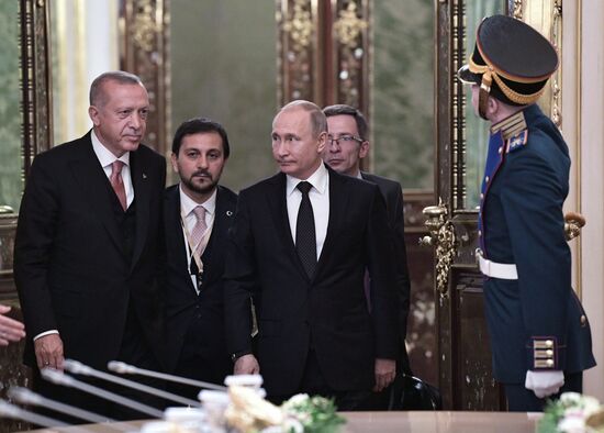 Президент РФ В. Путин встретился с президентом Турции Р. Т. Эрдоганом
