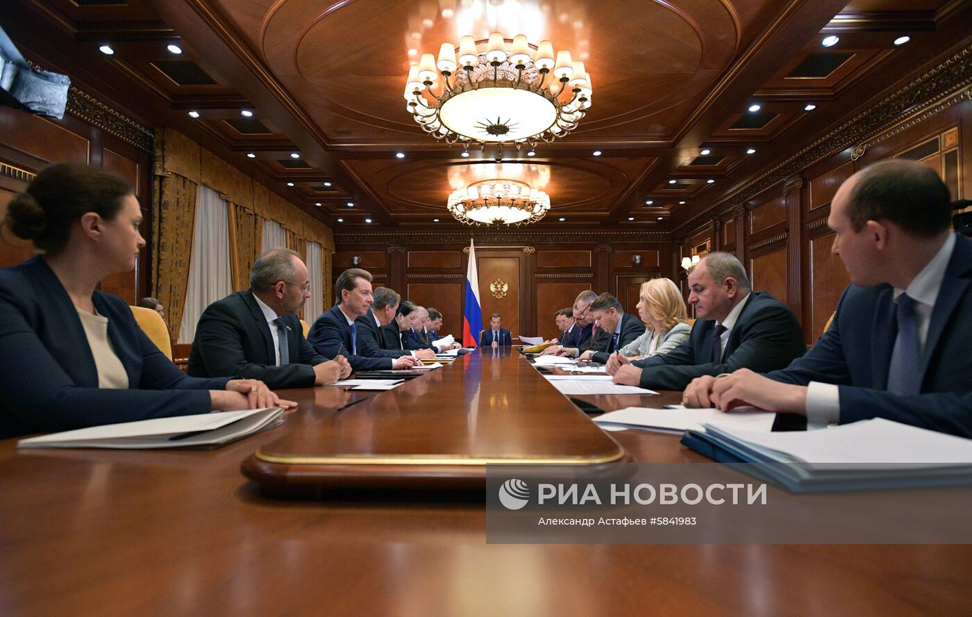 Премьер-министр РФ Д. Медведев провел встречу с руководством фракции партии "Справедливая Россия" в Госдуме РФ
