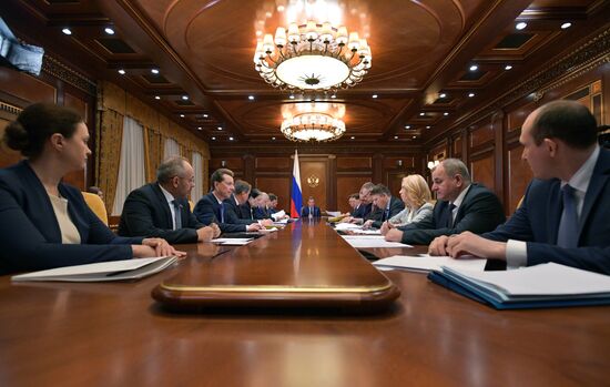 Премьер-министр РФ Д. Медведев провел встречу с руководством фракции партии "Справедливая Россия" в Госдуме РФ