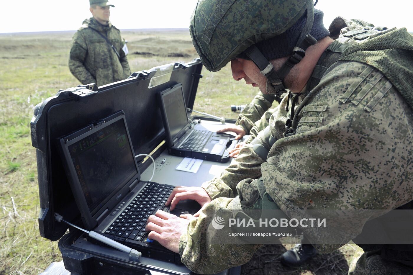 Учения танковых и мотострелковых подразделений в Ростовской области