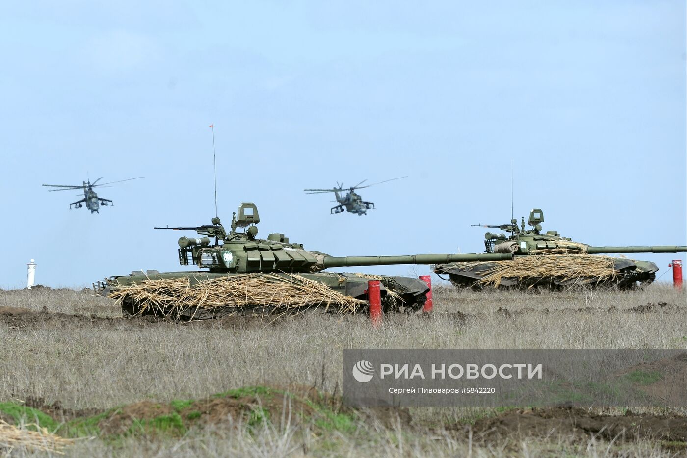 Учения танковых и мотострелковых подразделений в Ростовской области