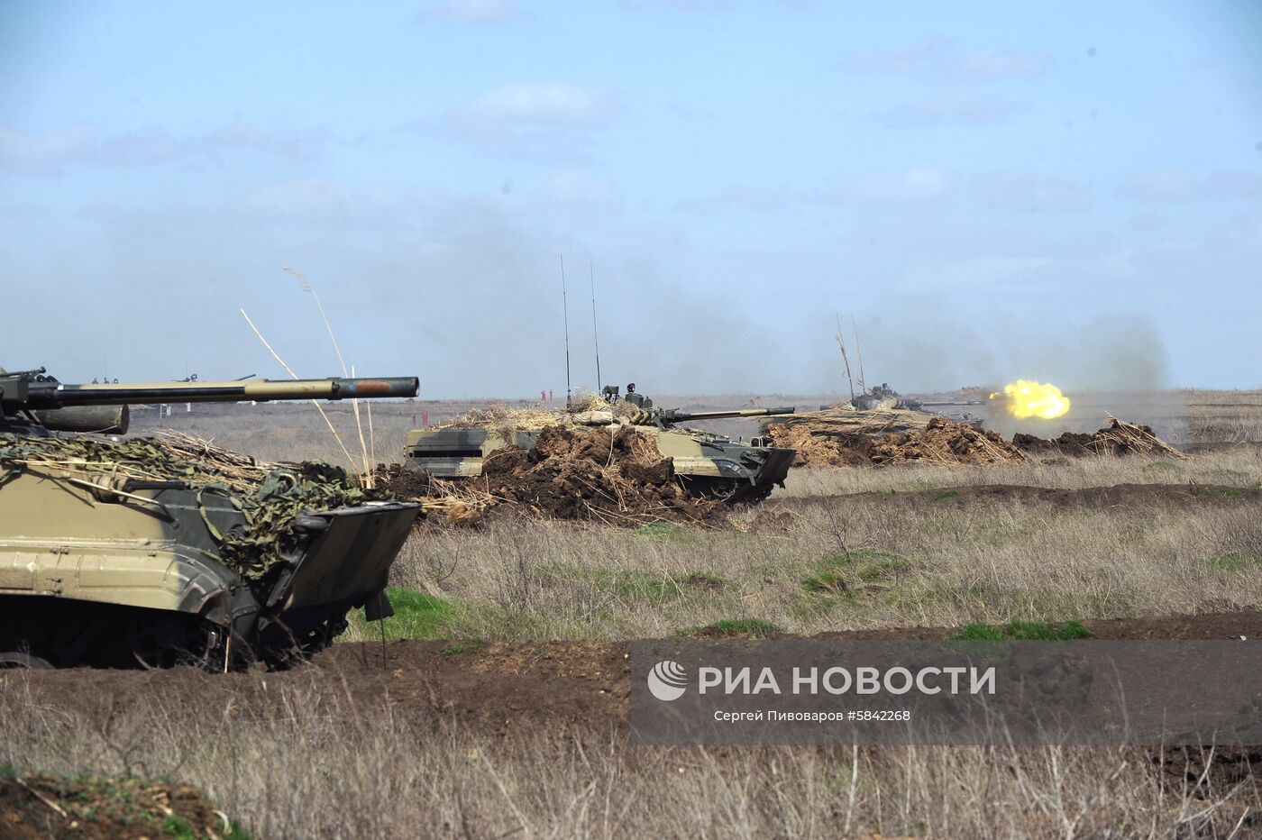 Учения танковых и мотострелковых подразделений в Ростовской области