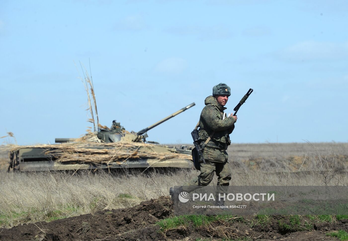 Учения танковых и мотострелковых подразделений в Ростовской области