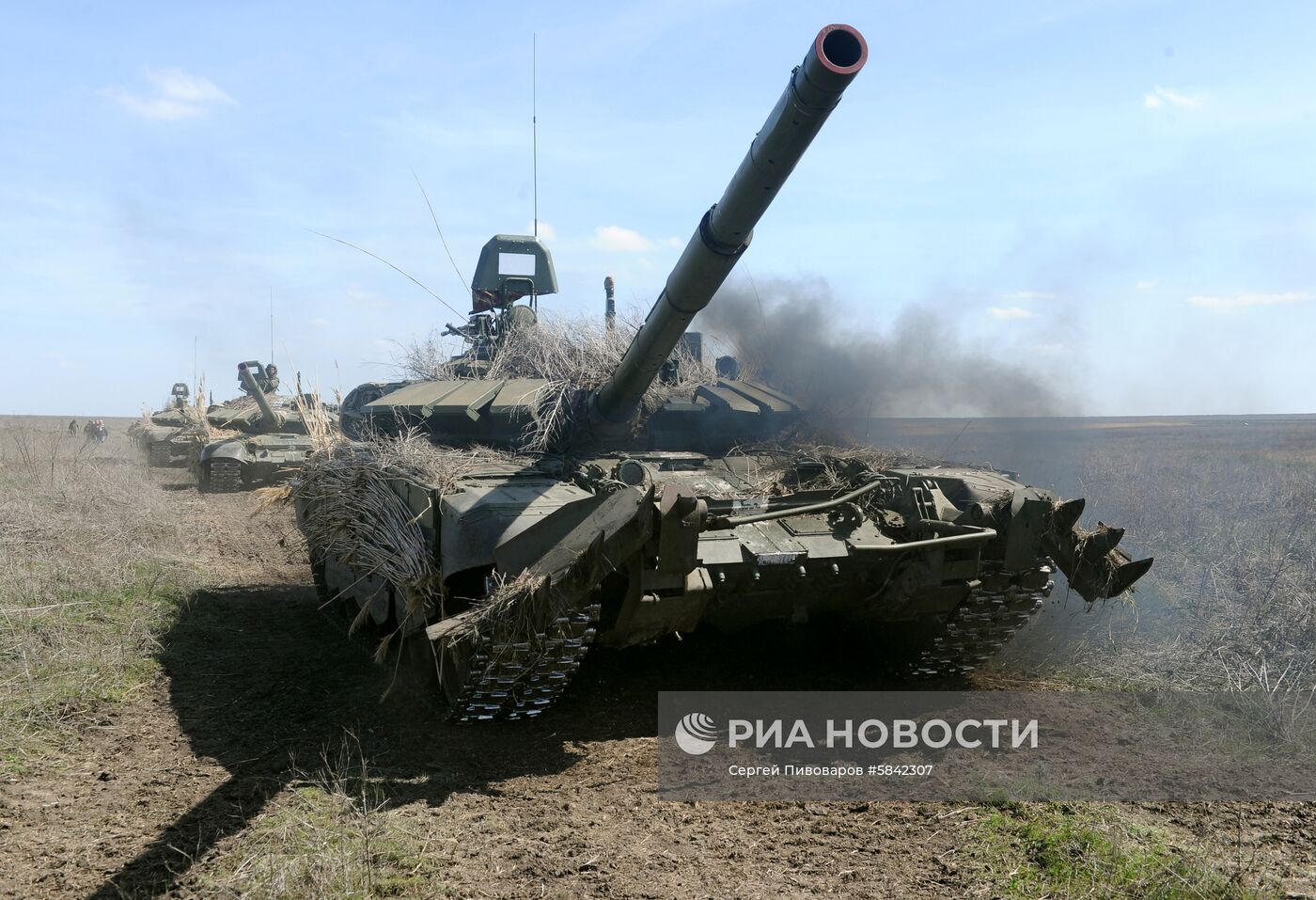 Учения танковых и мотострелковых подразделений в Ростовской области