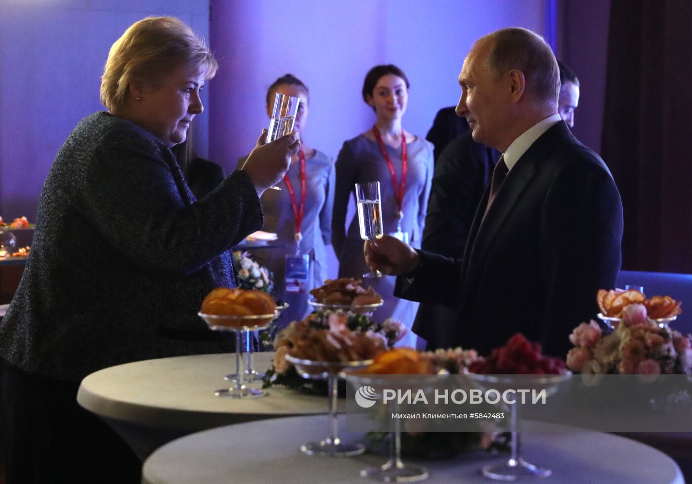 9 апреля 2019. Президент РФ Владимир Путин и премьер-министр Королевства Норвегия Эрна Сульберг во время рабочего обеда на полях V Международного арктического форума «Арктика – территория диалога» в Санкт-Петербурге. Место: Россия, Санкт-Петербург. Автор: Михаил Климентьев/РИА Новости. Рабочая поездка президента РФ В. Путина в Санкт-Петербург