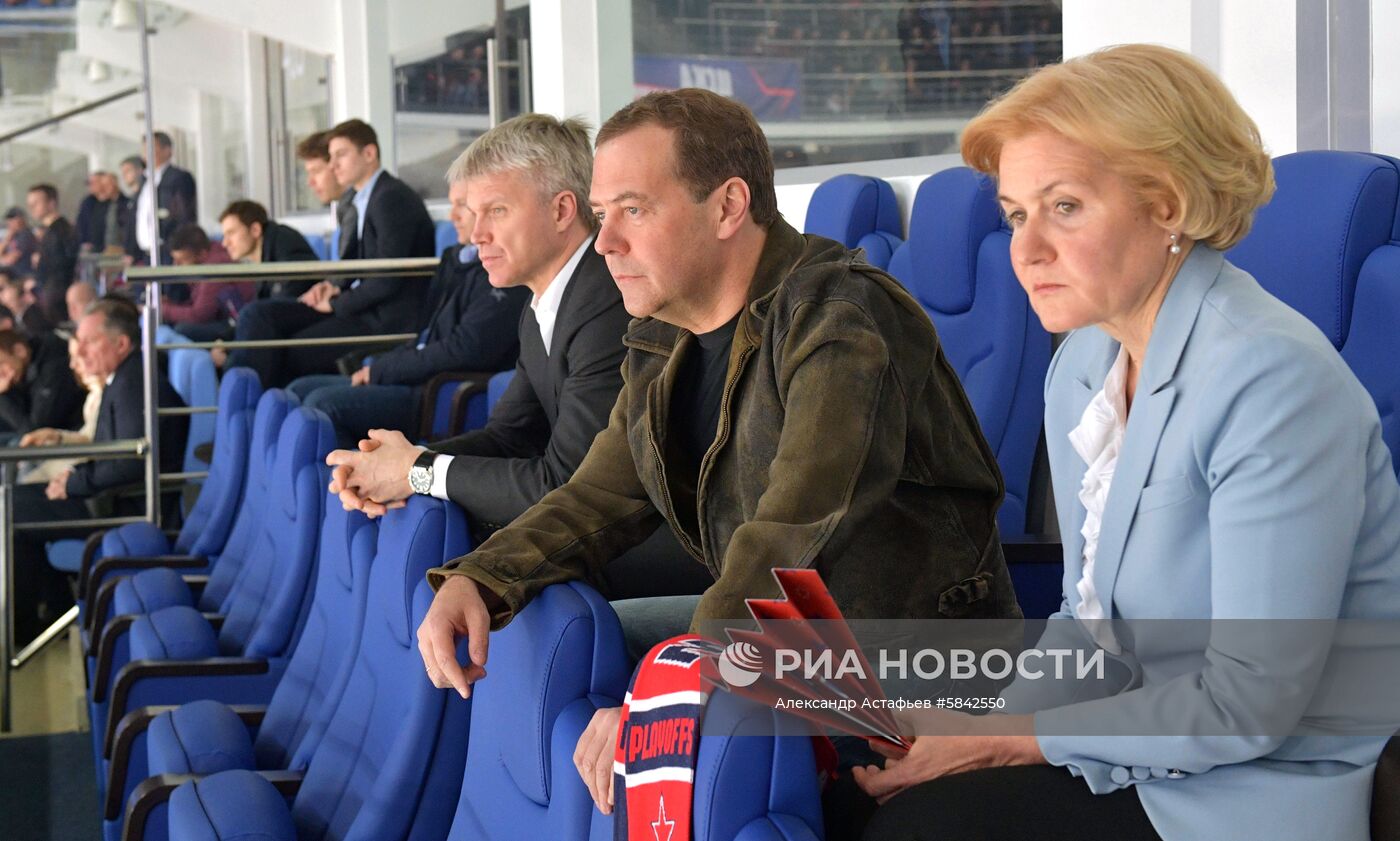 Премьер-министр РФ Д. Медведев посетил матч КХЛ ЦСКА - СКА