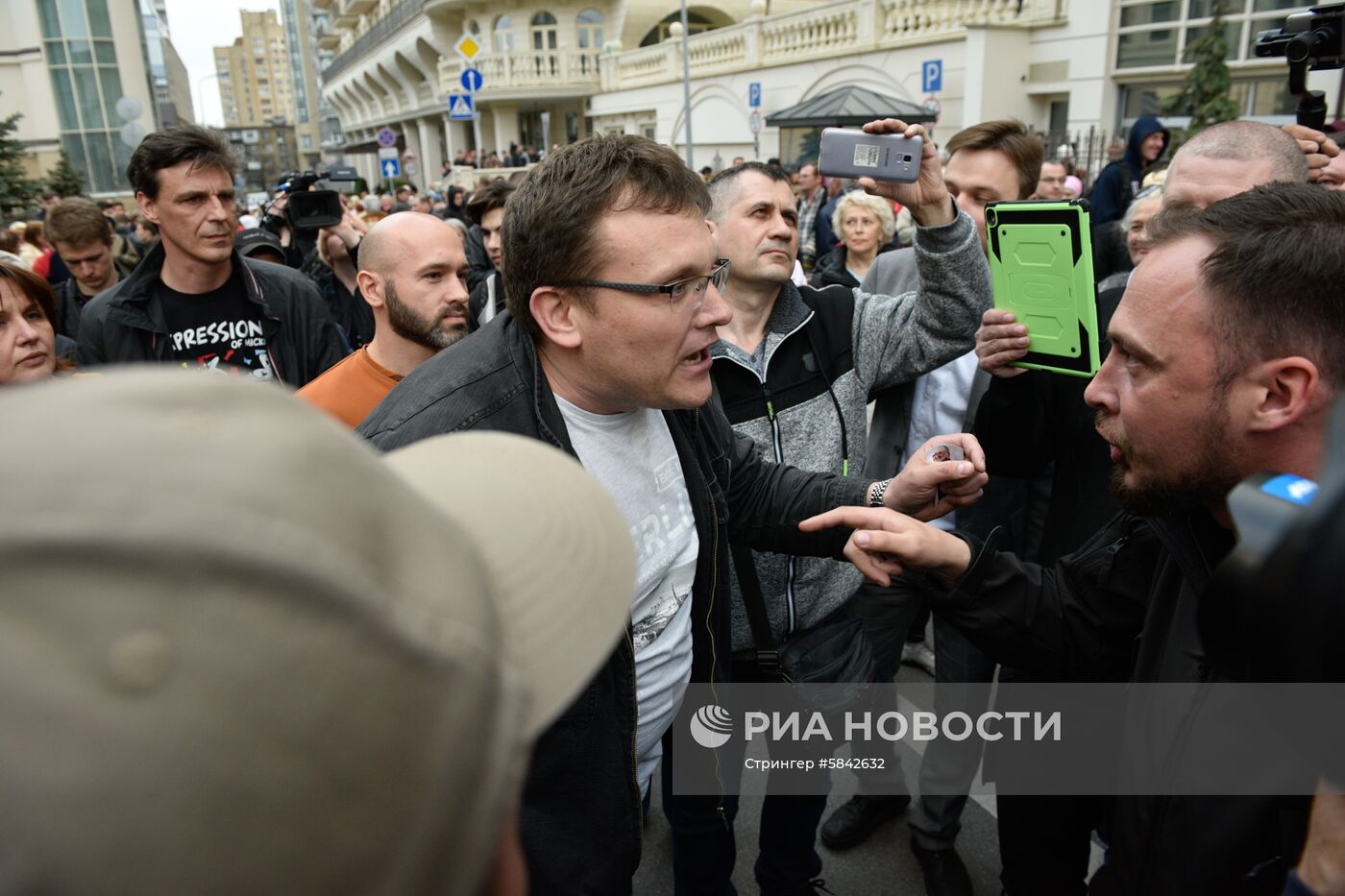 Акция против кандидата в президенты Украины В. Зеленского в Киеве
