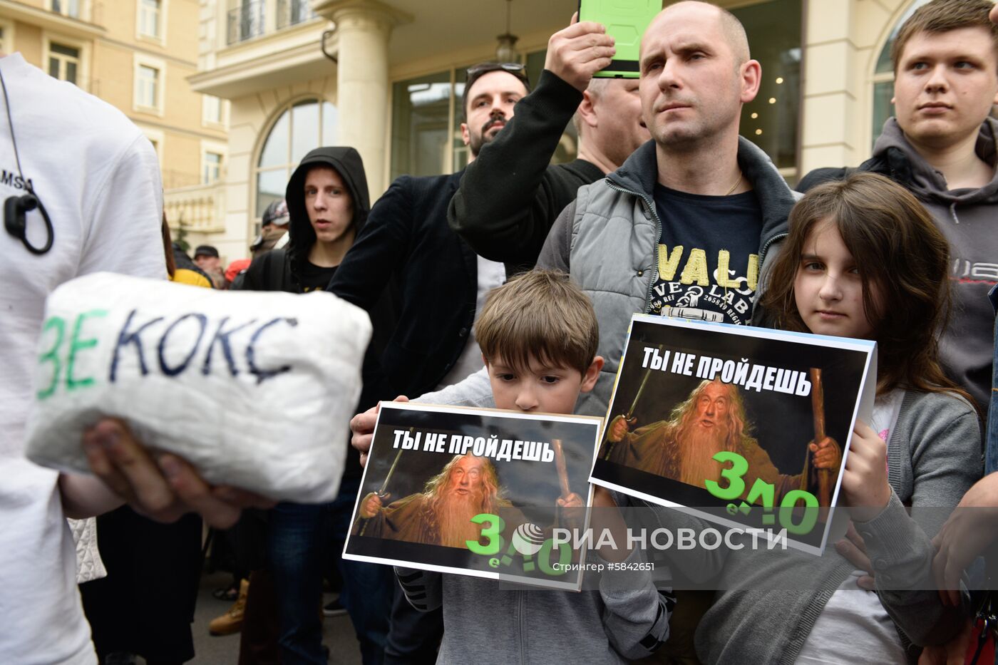 Акция против кандидата в президенты Украины В. Зеленского в Киеве