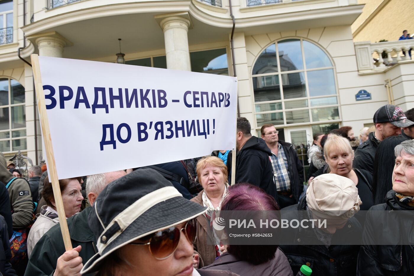 Акция против кандидата в президенты Украины В. Зеленского в Киеве