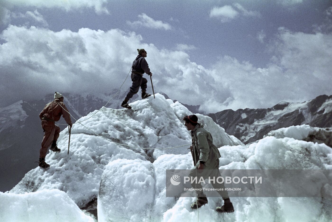 Советские альпинисты в горах Памира