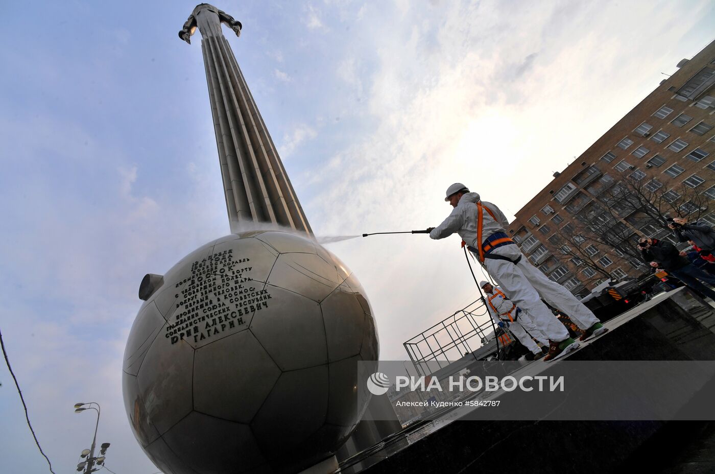 Мойка памятников в Москве после зимнего сезона