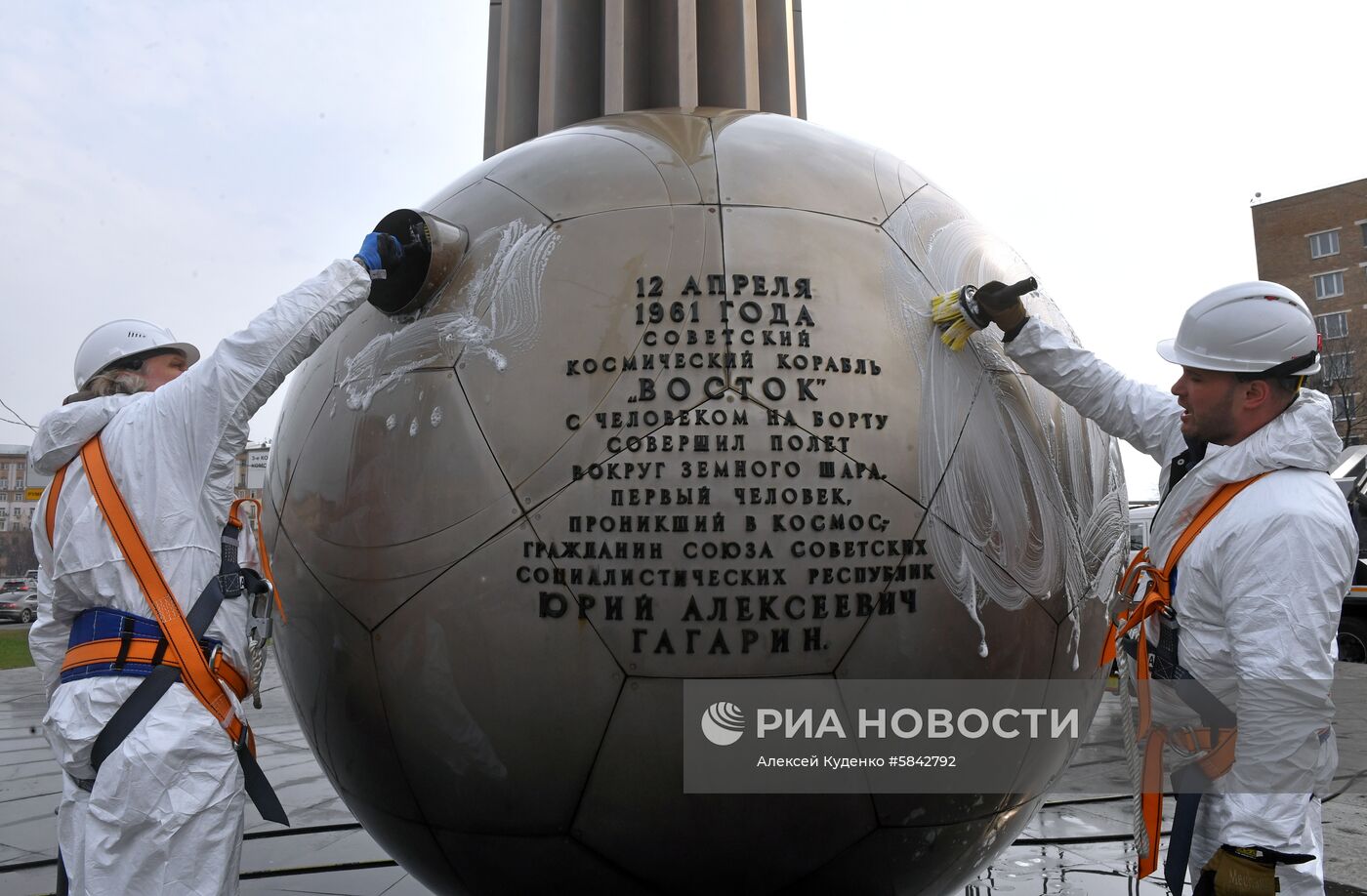 Мойка памятников в Москве после зимнего сезона