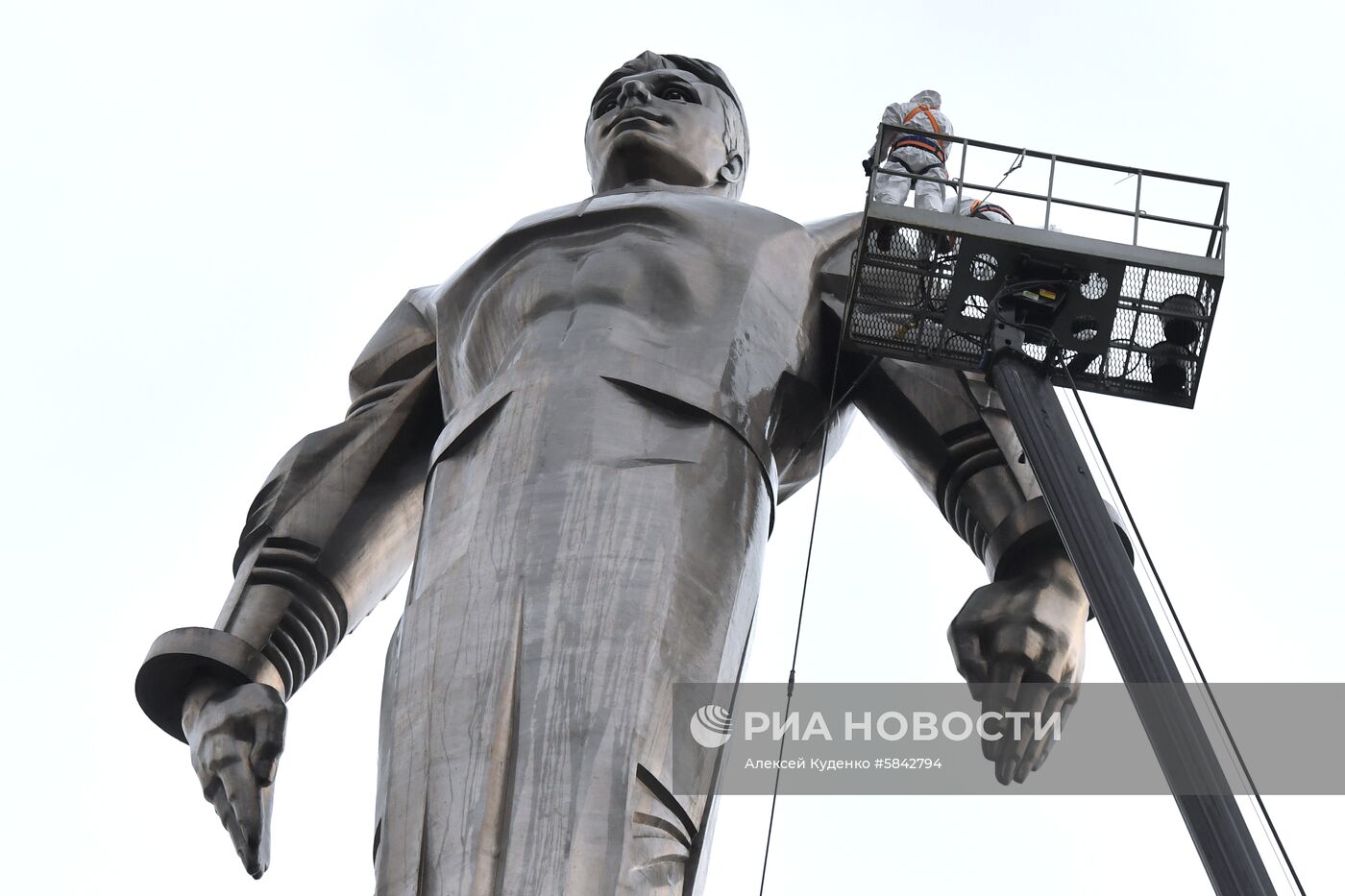 Мойка памятников в Москве после зимнего сезона