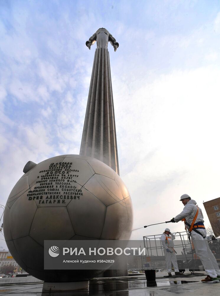 Мойка памятников в Москве после зимнего сезона