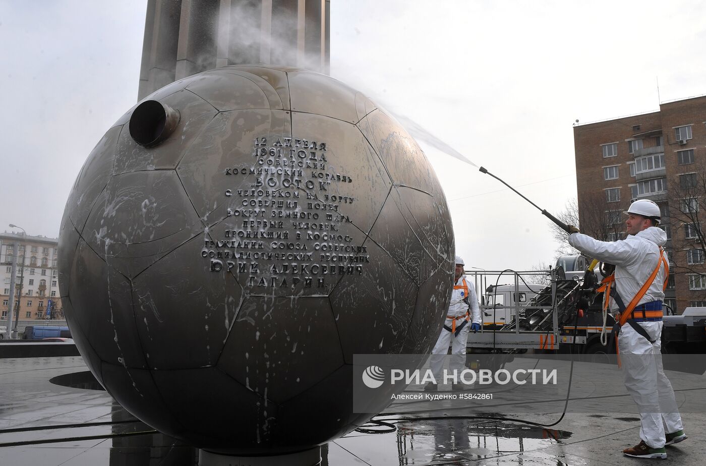 Мойка памятников в Москве после зимнего сезона