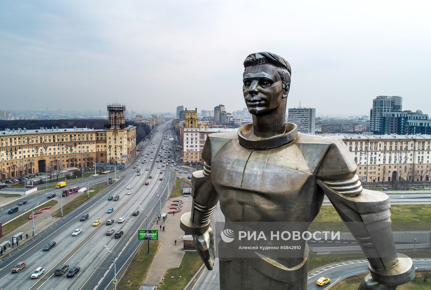 Мойка памятников в Москве после зимнего сезона