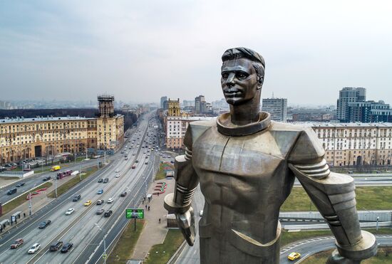 Мойка памятников в Москве после зимнего сезона