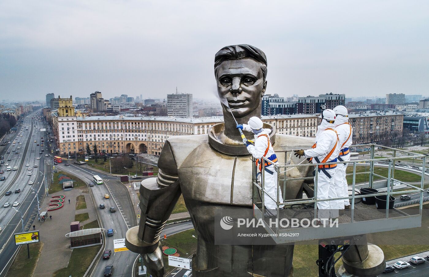 Мойка памятников в Москве после зимнего сезона