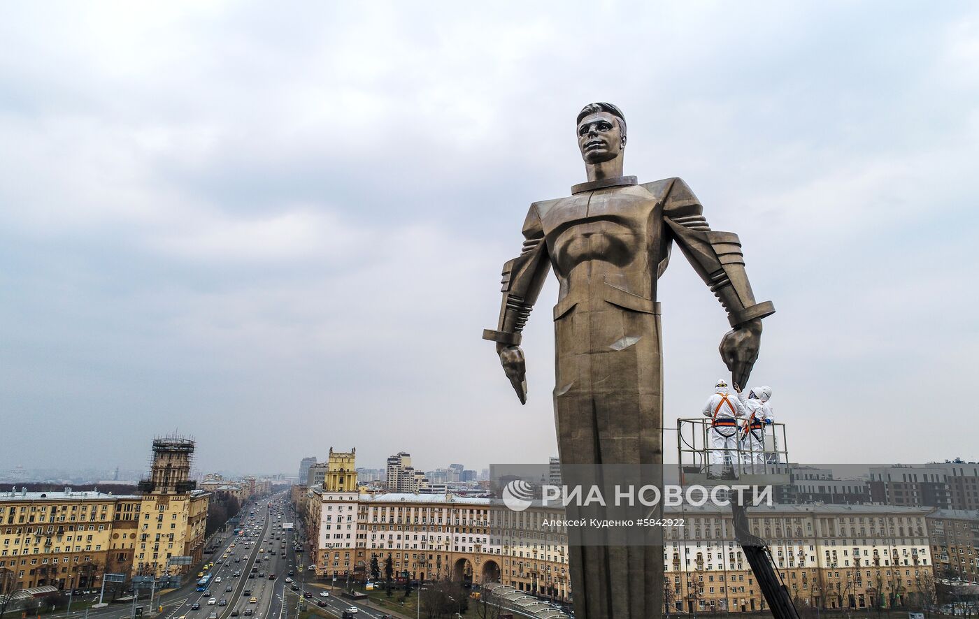 Мойка памятников в Москве после зимнего сезона