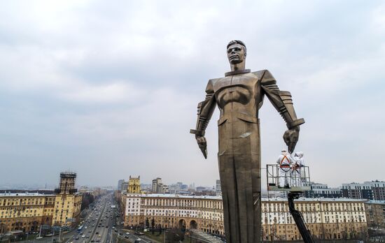 Мойка памятников в Москве после зимнего сезона