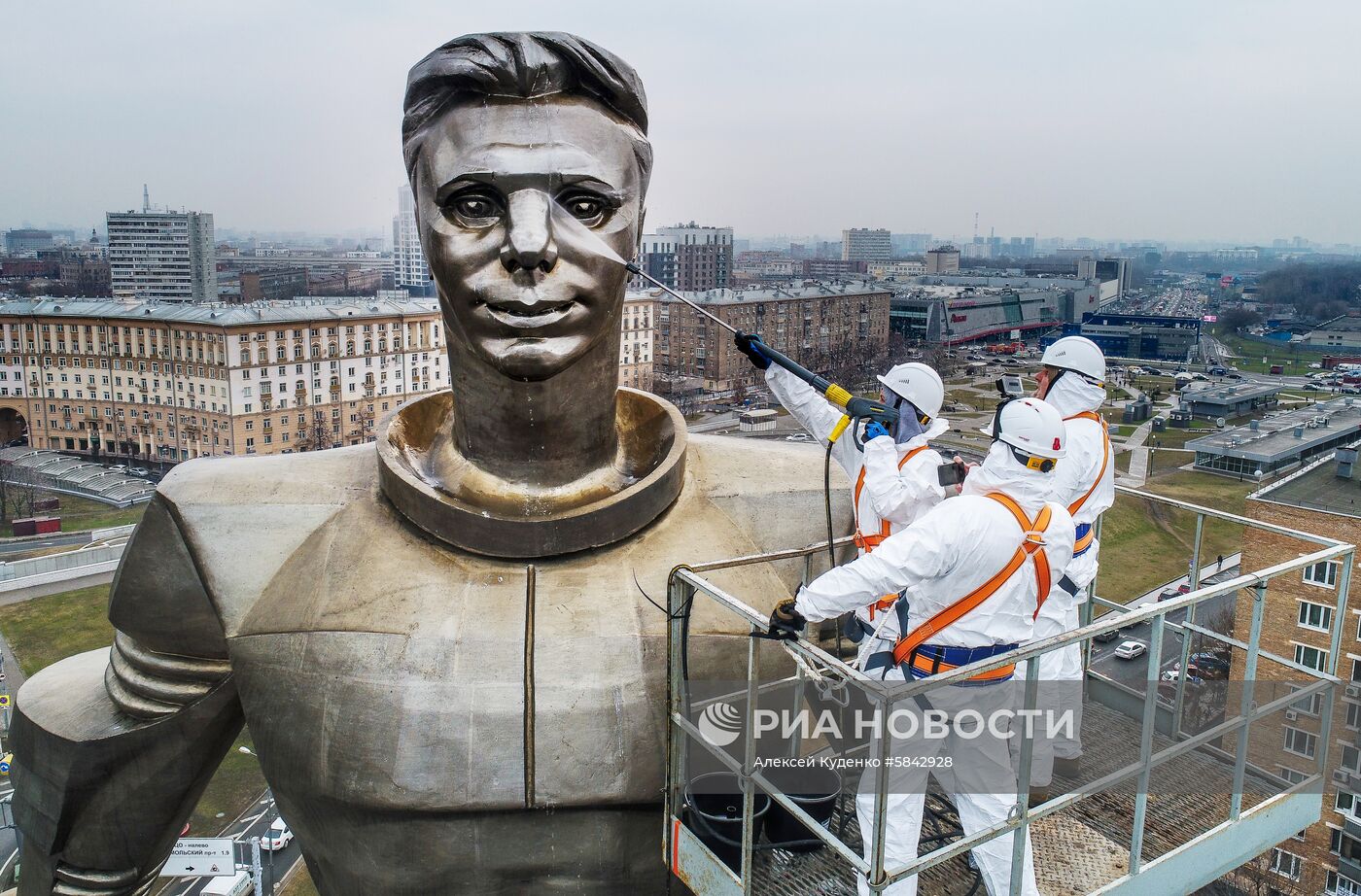 Мойка памятников в Москве после зимнего сезона