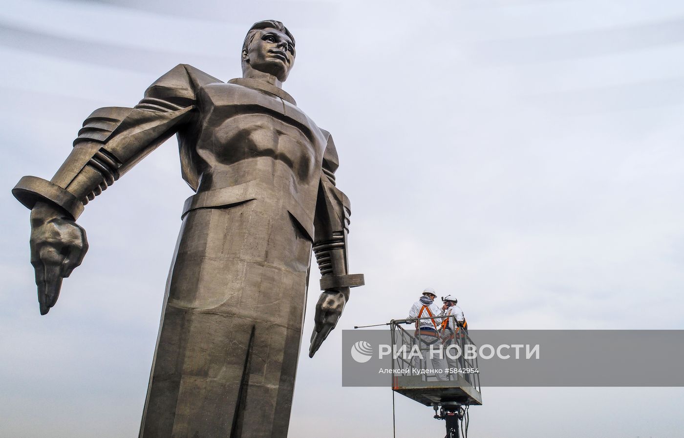 Мойка памятников в Москве после зимнего сезона