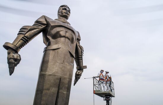 Мойка памятников в Москве после зимнего сезона