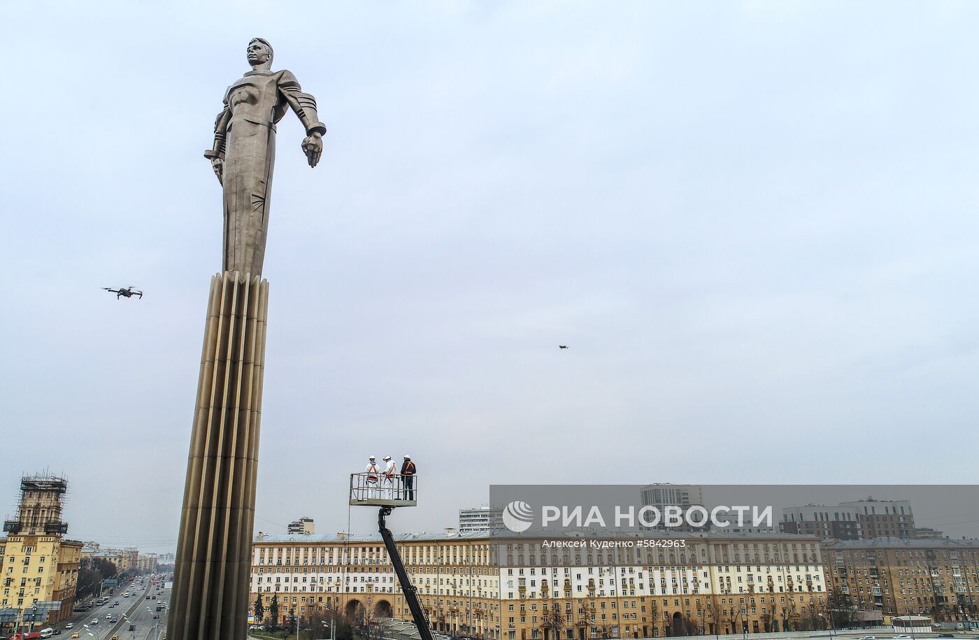 Мойка памятников в Москве после зимнего сезона