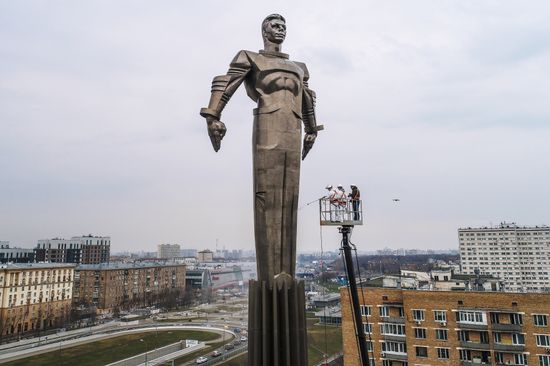 Мойка памятников в Москве после зимнего сезона
