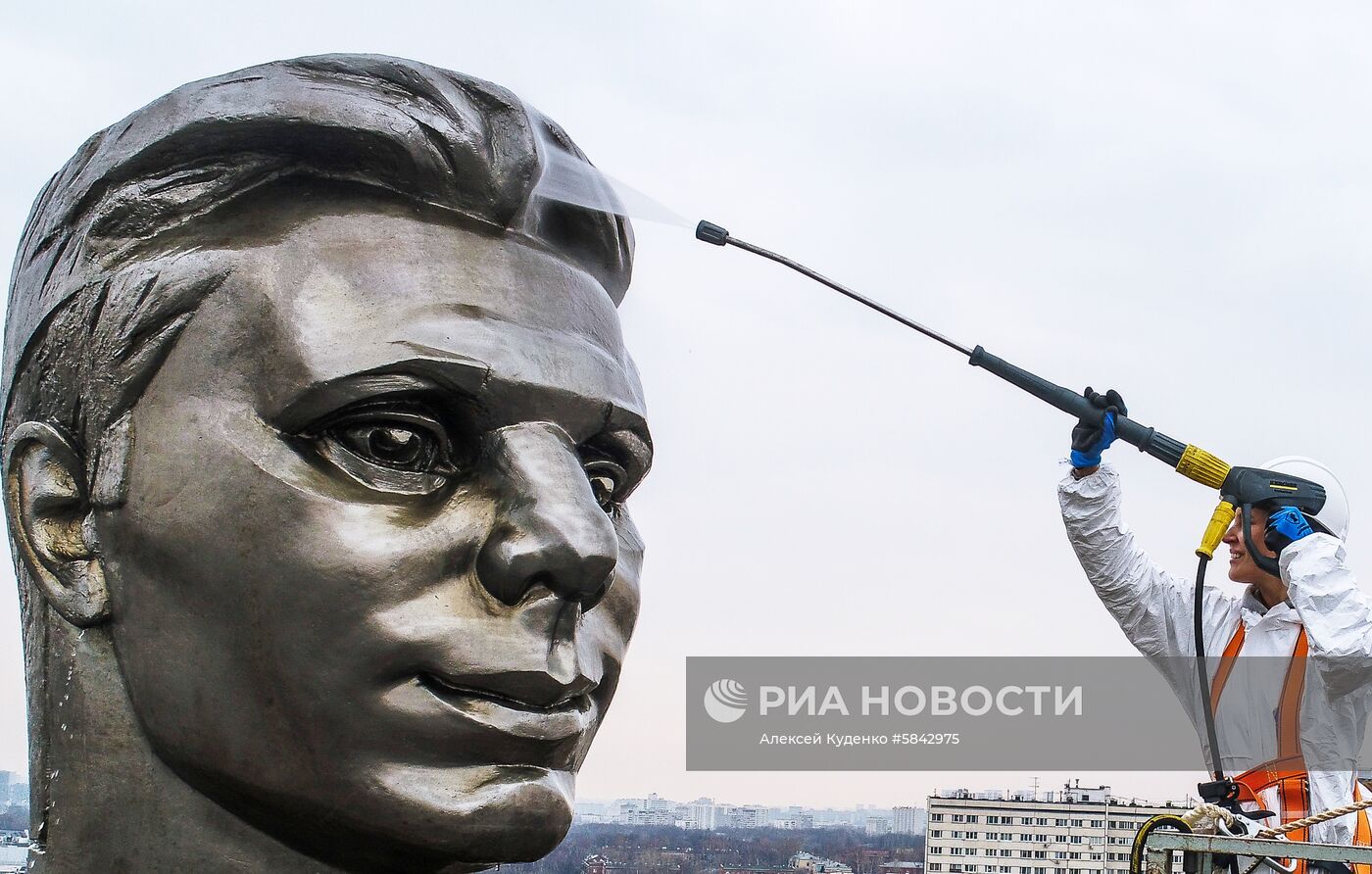 Мойка памятников в Москве после зимнего сезона