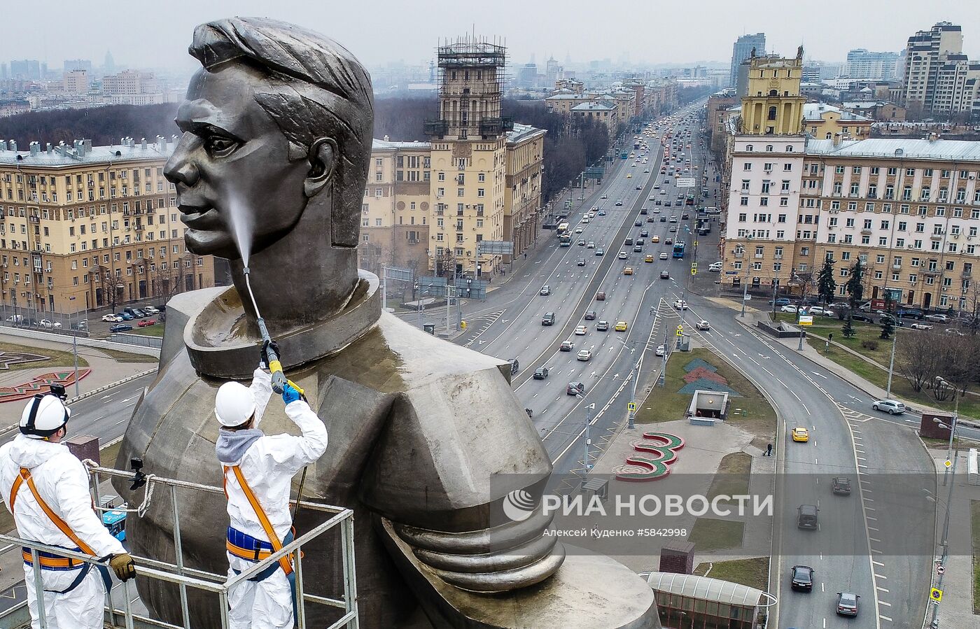 Мойка памятников в Москве после зимнего сезона