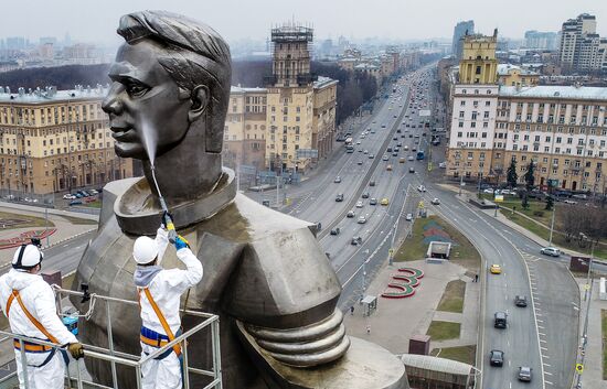 Мойка памятников в Москве после зимнего сезона