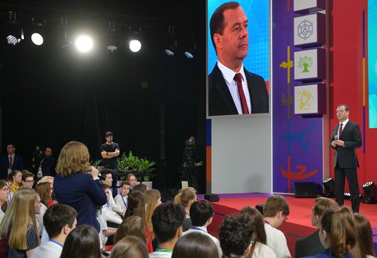 Премьер-министр РФ Д. Медведев принял участие в работе Московского международного салона образования