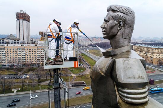 Мойка памятников в Москве после зимнего сезона