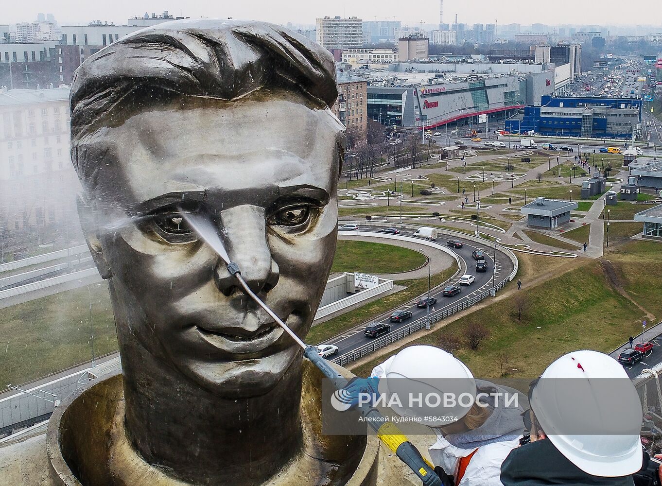 Мойка памятников в Москве после зимнего сезона