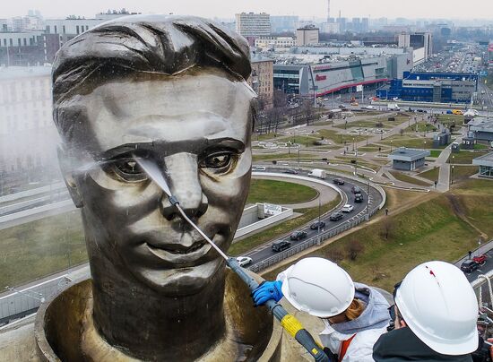 Мойка памятников в Москве после зимнего сезона