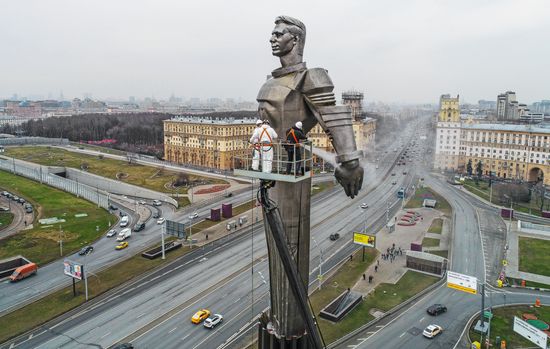 Мойка памятников в Москве после зимнего сезона