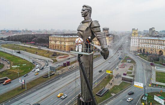 Мойка памятников в Москве после зимнего сезона