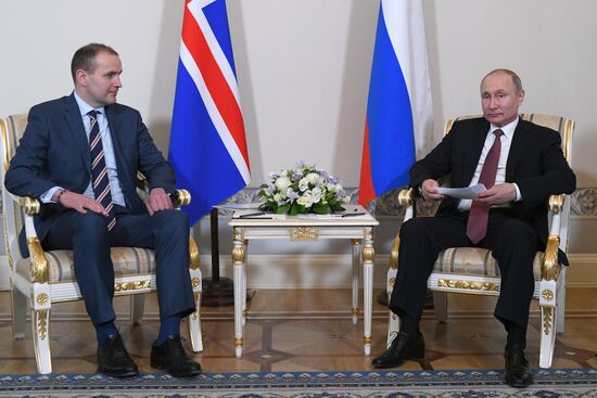 Рабочая поездка президента РФ В. Путина в Санкт-Петербург. День второй